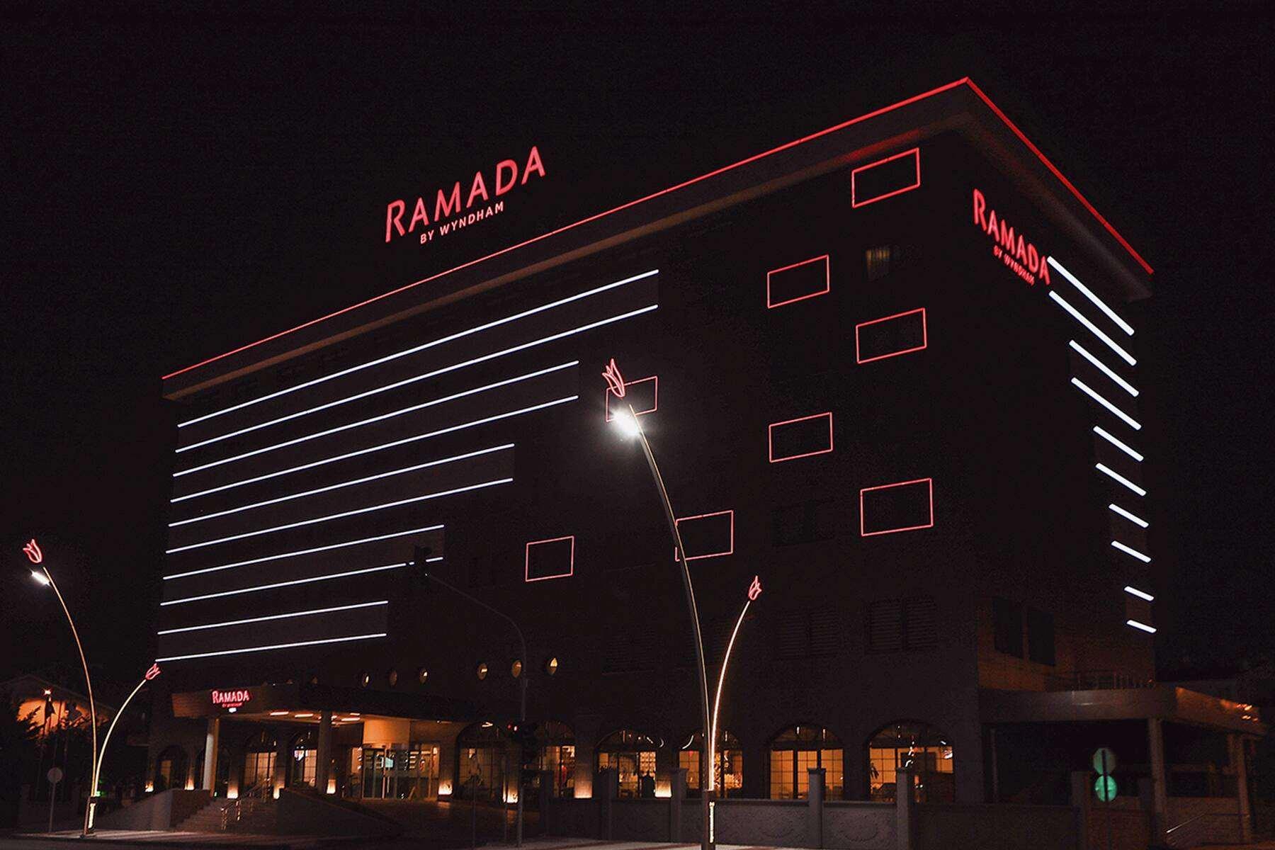 Ramada Ουσάκ Εξωτερικό φωτογραφία