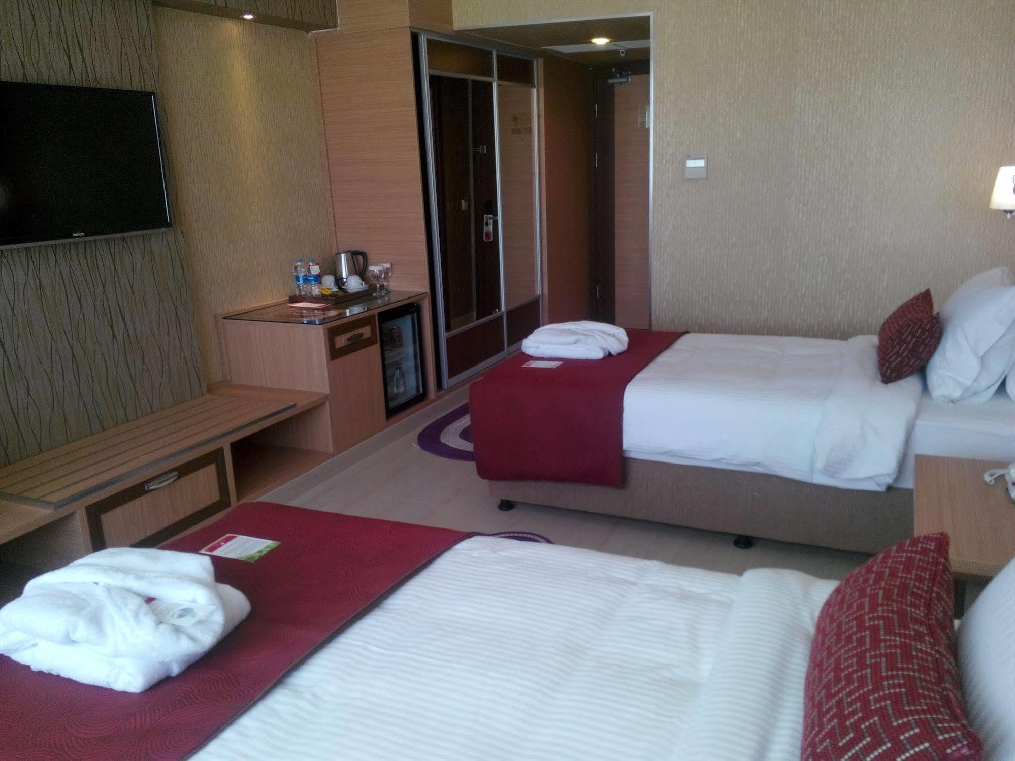 Ramada Ουσάκ Εξωτερικό φωτογραφία